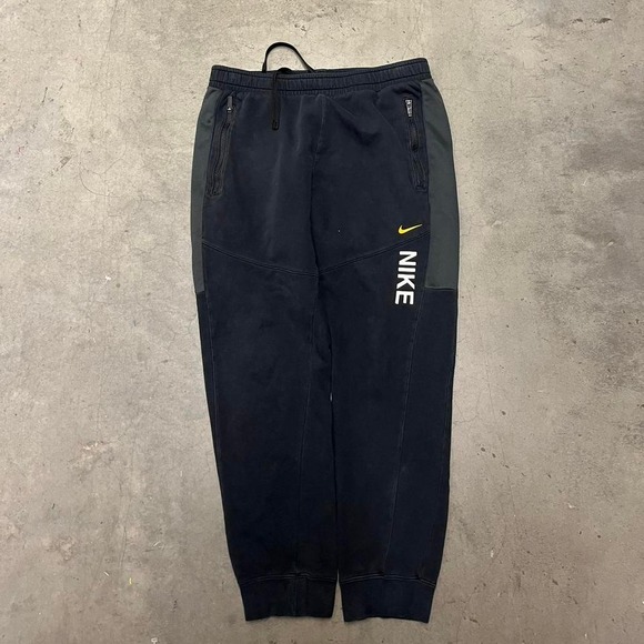 Essential Nike sweatpant‎ joggers - Picture 1 of 6